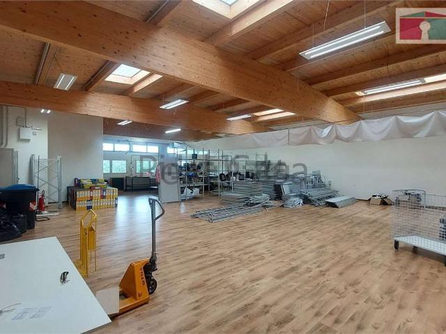 Locale in affitto di 420 m² in Via Emilia Ovest