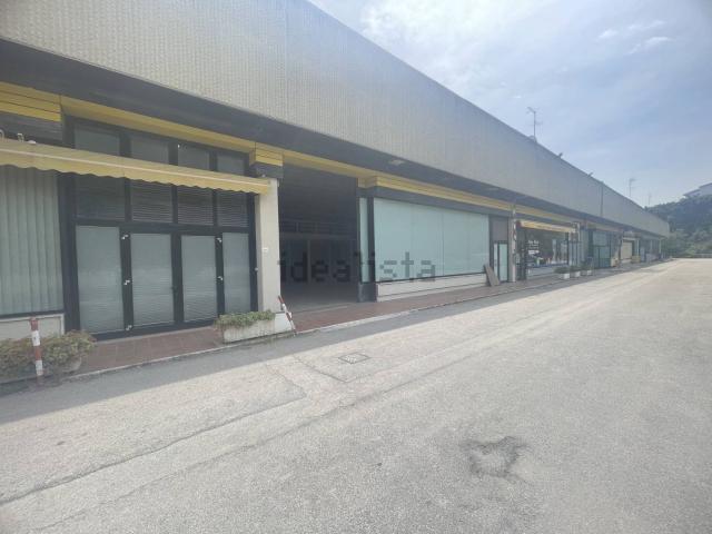 Locale in affitto di 420 m² in Via Fioravanti, 15