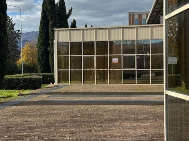 Locale in affitto di 420 m² in Via Rignano, 11