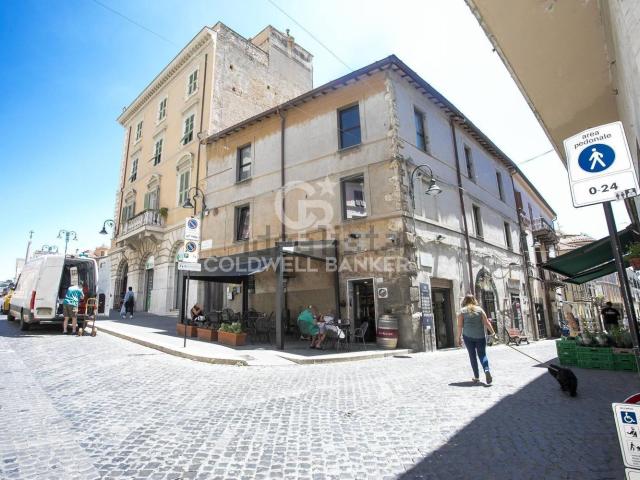Locale in affitto di 42 m² in Piazza Giacomo Matteotti, 15