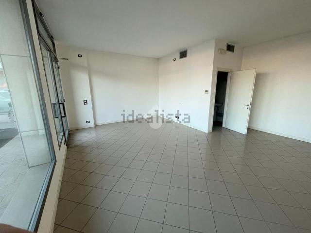 Locale in affitto di 42 m² in Via Eugenio Montale, 6