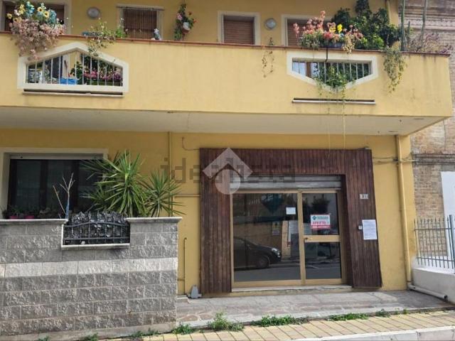 Locale in affitto di 42 m² in Via Lazio, 29