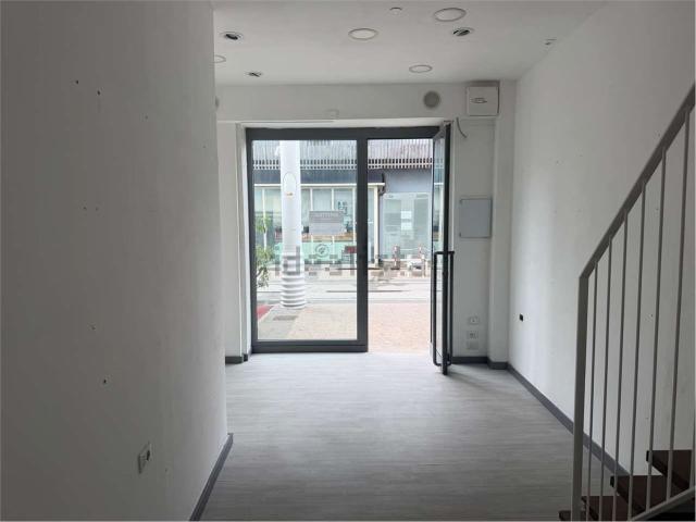 Locale in affitto di 42 m² in Viale Dante, 86