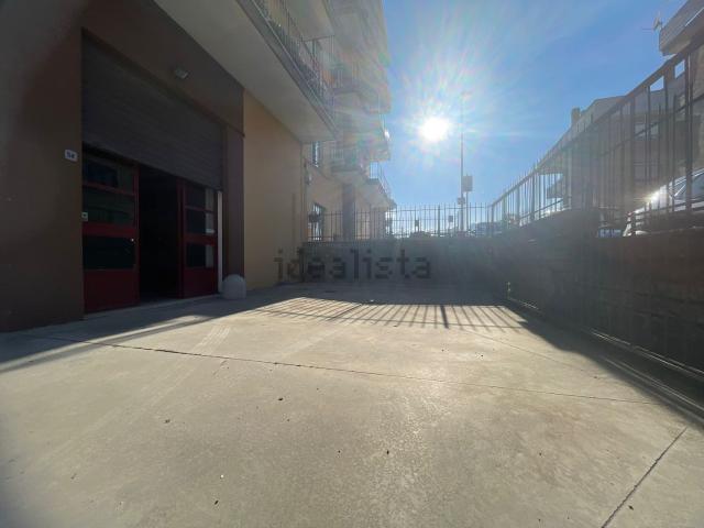 Locale in affitto di 430 m² in Via Gaetano Donizetti, 54