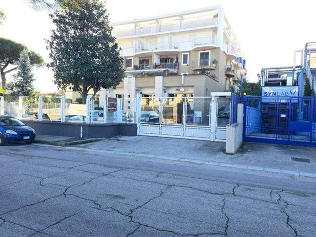 Locale in affitto di 430 m² in Via degli Oleandri, 36