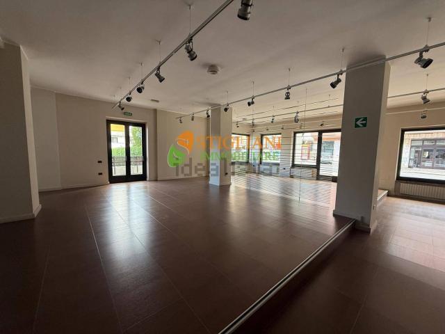 Locale in affitto di 430 m² in Via IV Novembre