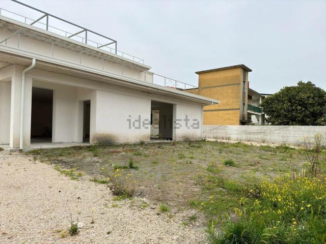 Locale in affitto di 430 m² in Via Somma