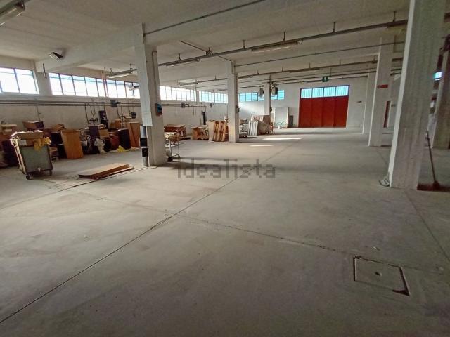 Locale in affitto di 430 m² in Via Tombesi Ugo