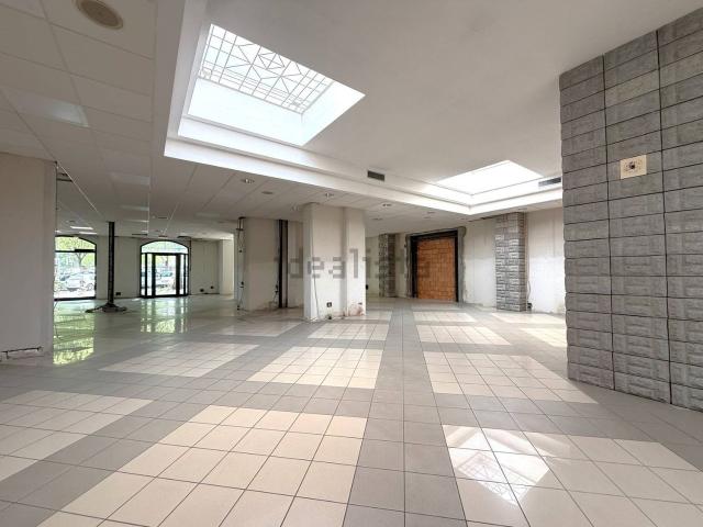 Locale in affitto di 430 m² in Viale V. Veneto, 39
