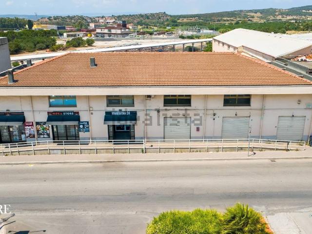 Locale in affitto di 440 m² in Via Costituente