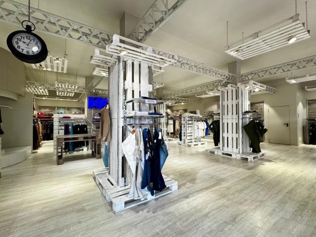 Locale in affitto di 440 m² in Via Martiri della Libertà
