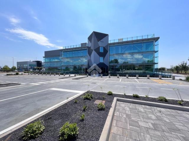 Locale in affitto di 447 m² in Via Dolomiti, 10