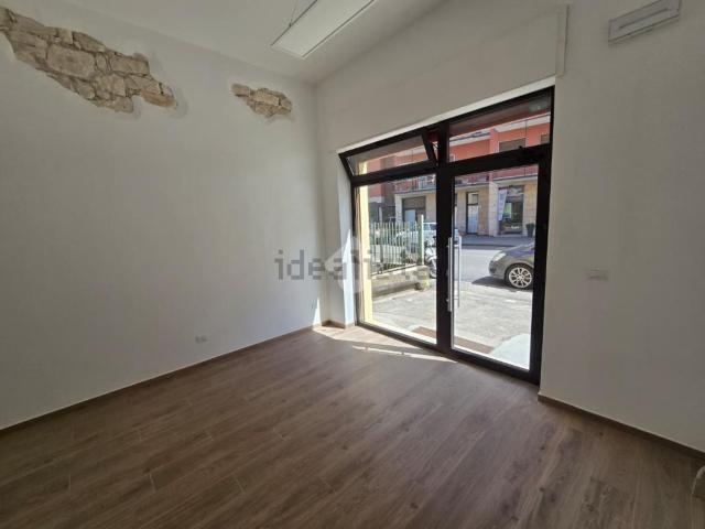 Locale in affitto di 44 m² in Viale Sicilia, 2