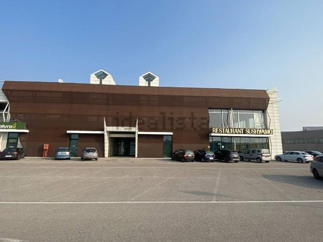 Locale in affitto di 450 m² in Via Adamello