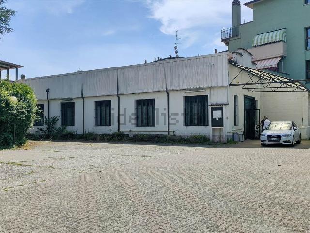 Locale in affitto di 450 m² in Via Agello, 2