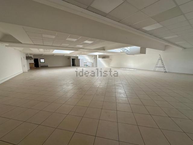 Locale in affitto di 450 m² in Via Astragata
