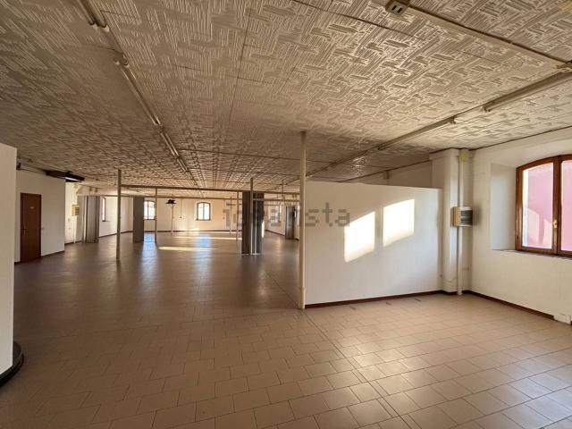 Locale in affitto di 450 m² in Via Giuseppe Beati