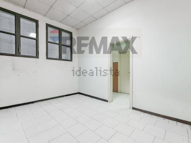 Locale in affitto di 450 m² in Via Giuseppe Ungaretti, 7