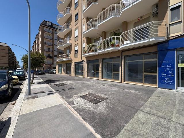 Locale in affitto di 450 m² in Via Giovanni XXIII