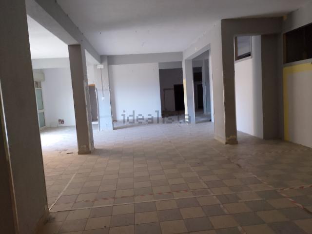 Locale in affitto di 450 m² in Via Lido