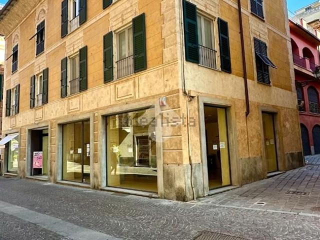 Locale in affitto di 450 m² in Via Nicolò Girardengo, 52