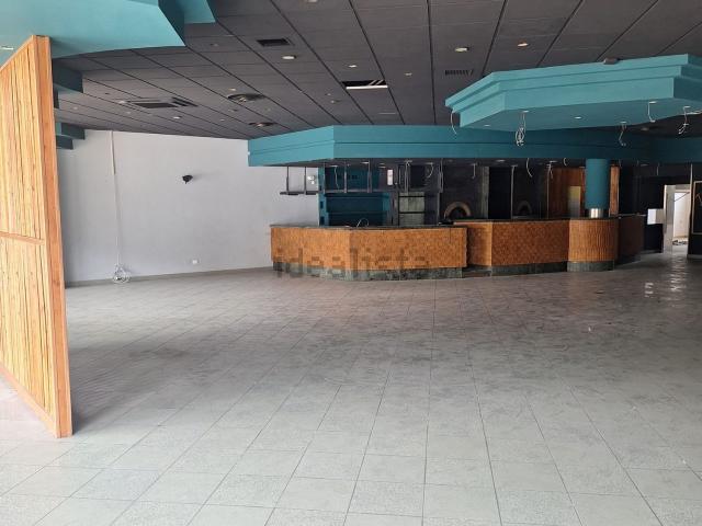 Locale in affitto di 450 m² in Via Radici Sud, 46