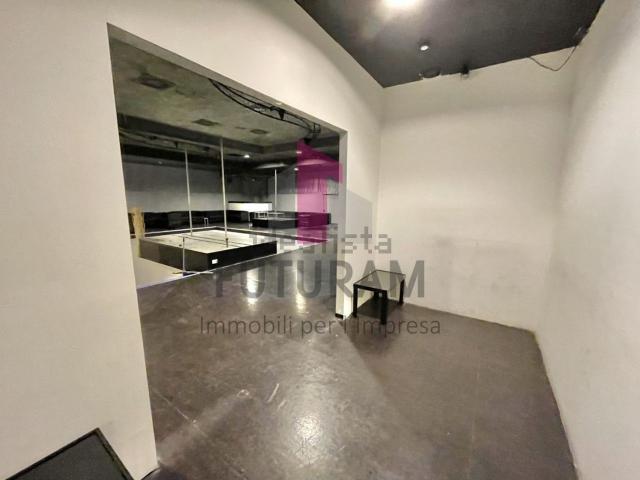 Locale in affitto di 450 m² in Via Tesina, 16