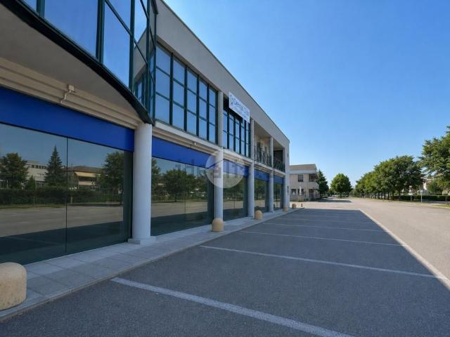 Locale in affitto di 450 m² in Viale Fratelli Kennedy