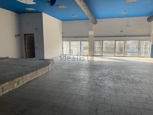 Locale in affitto di 450 m² in Viale Montegrappa
