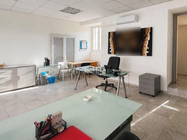 Locale in affitto di 45 m² in Via Vittorio Veneto, 23