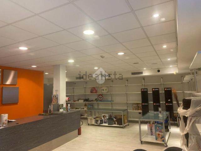 Locale in affitto di 460 m² in Via Molini, 23