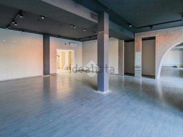 Locale in affitto di 470 m² in Via A. Torri, 1