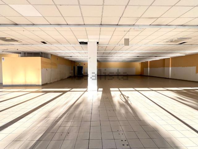 Locale in affitto di 470 m² in Via S. Caterina, 40