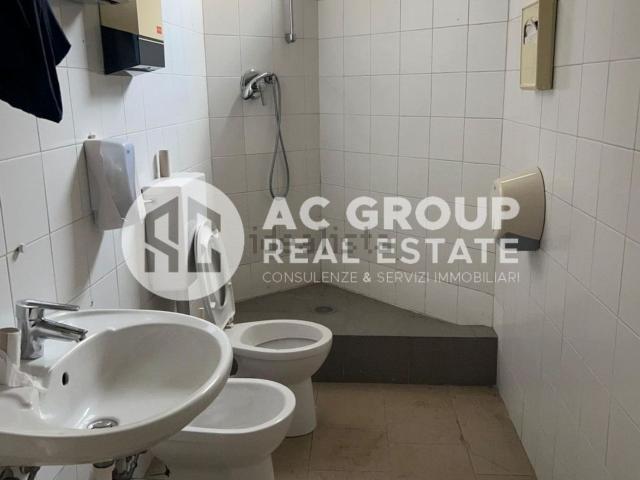 Locale in affitto di 476 m² in Via Luigi Lazzaroni, 7