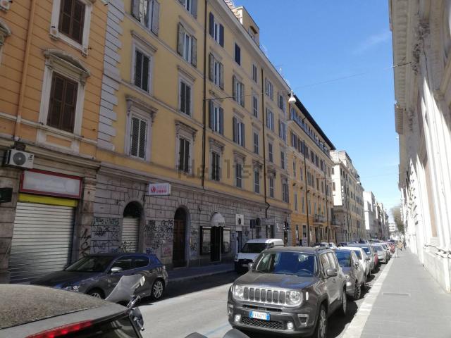 Locale in affitto di 478 m² in Via Vicenza, 14