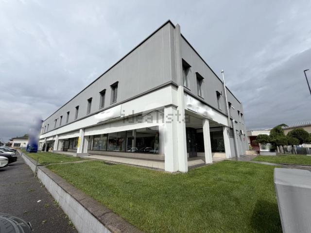 Locale in affitto di 480 m² in Via Trento, 113