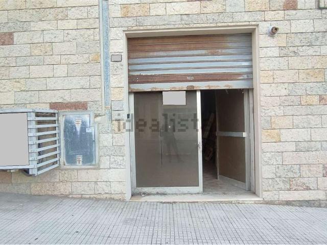 Locale in affitto di 48 m² in Via Esino