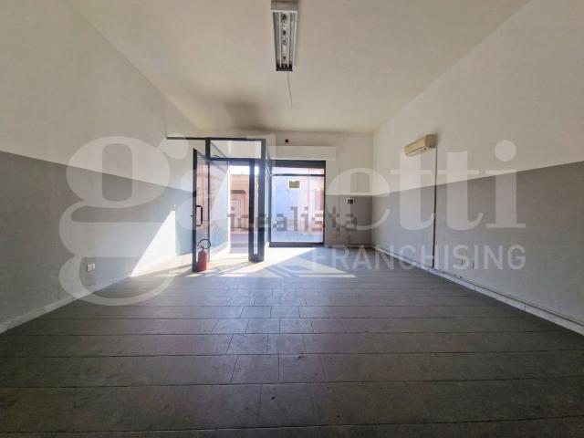 Locale in affitto di 53 m² in Via Monserrato
