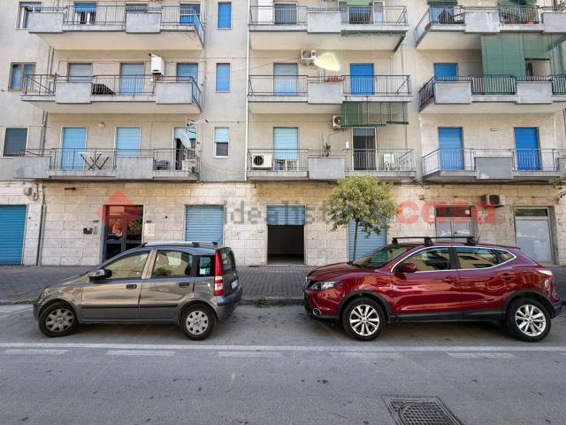 Locale in affitto di 53 m² in Via Pierantoni