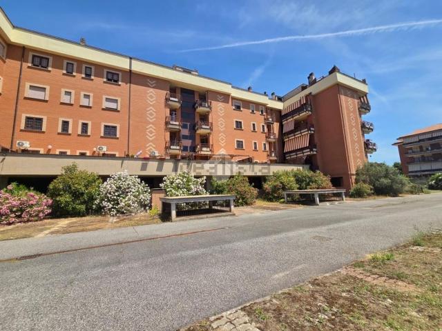 Locale in affitto di 500 m² in Via Anagnina, 317