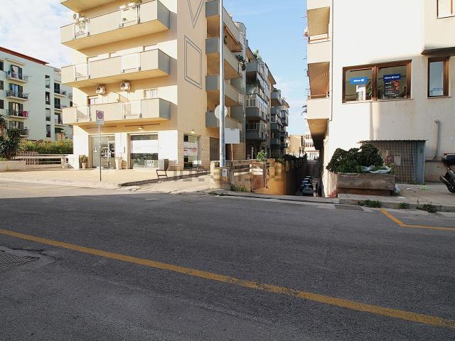 Locale in affitto di 500 m² in Via la Masa, 33