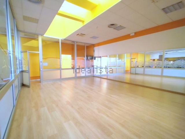 Locale in affitto di 500 m² in Via Martiri della Libertà