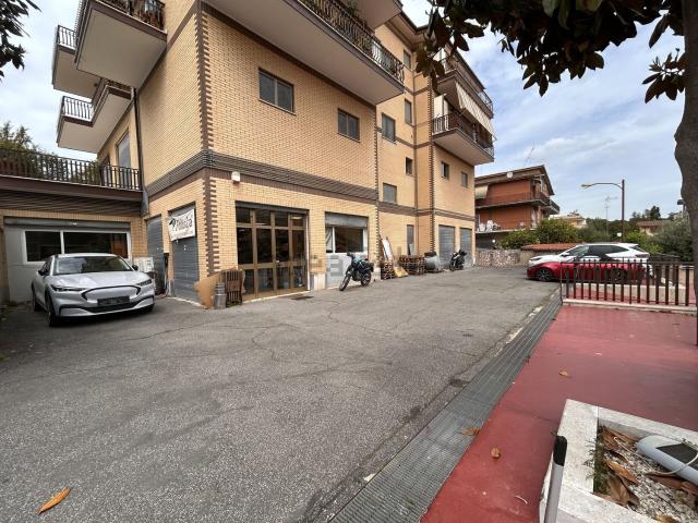 Locale in affitto di 500 m² in Via Murazzano, 6