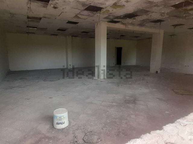 Locale in affitto di 500 m² in Via Santa Cecilia