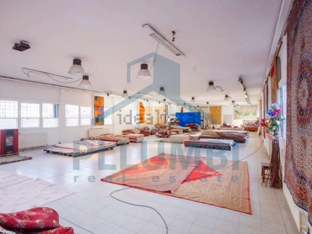 Locale in affitto di 500 m² in Via Rodolfo Morandi, 27
