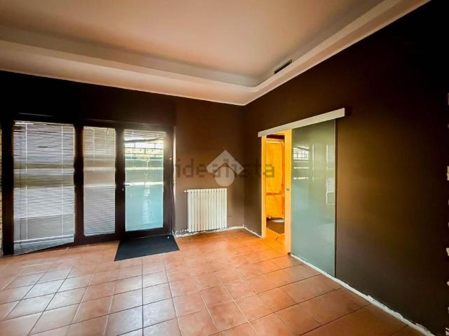 Locale in affitto di 50 m² in Via Angelo Barzago, 13