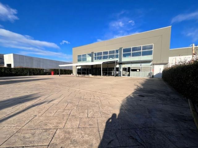 Locale in affitto di 513 m² in Via Zanella
