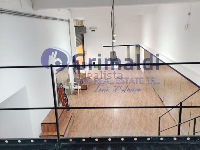 Locale in affitto di 520 m² in Via Vincenzo Barbera, 33