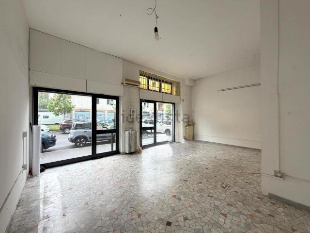 Locale in affitto di 52 m² in Via Lorenteggio