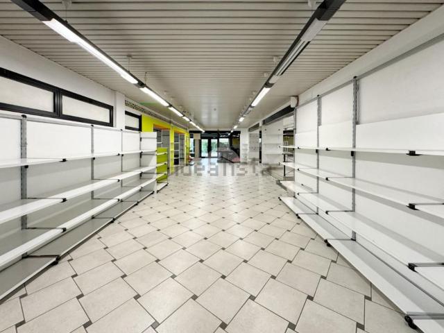 Locale in affitto di 540 m² in Via Circonvallazione, 49